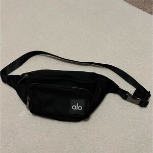 alo yoga explorer fanny pack